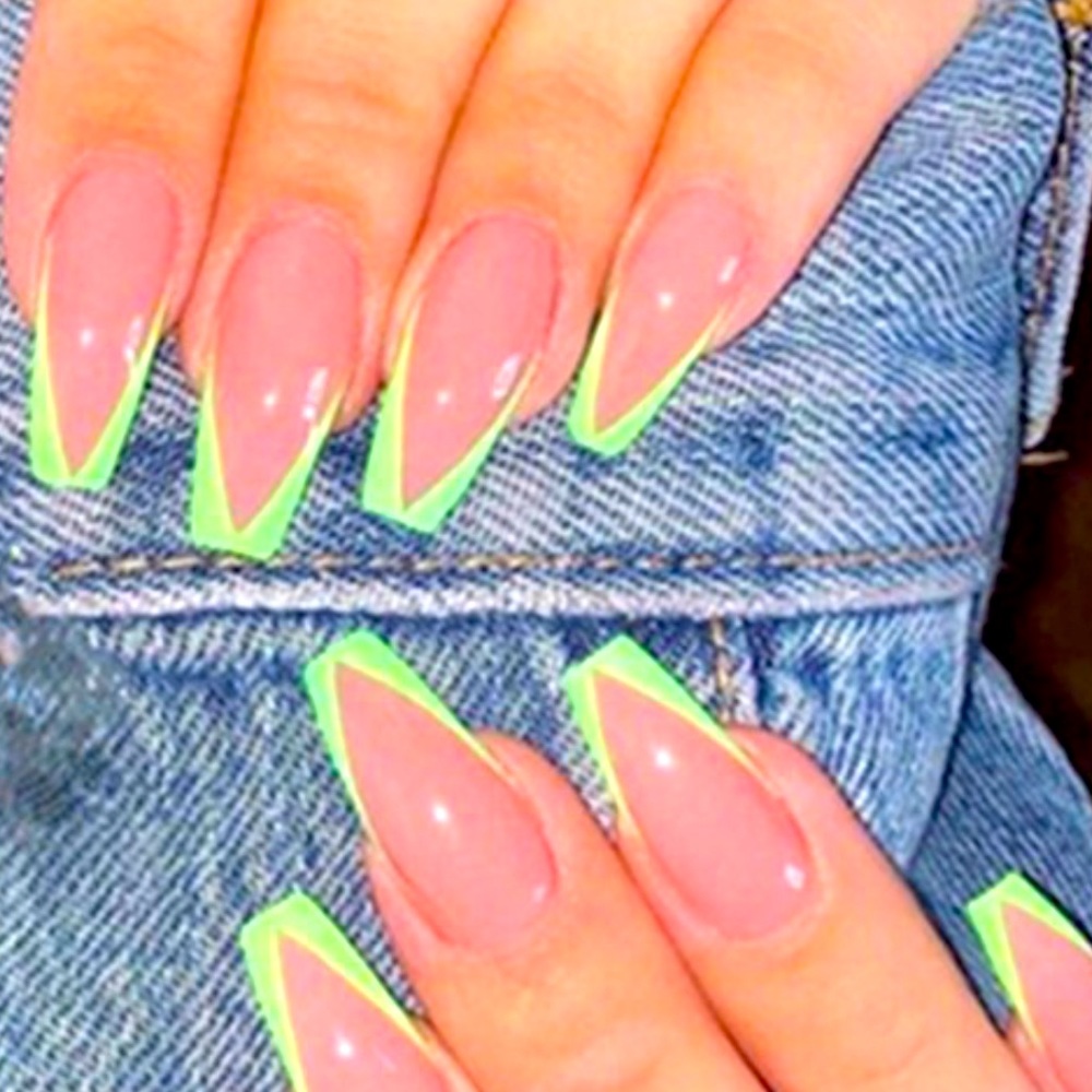 Contrast color false nails